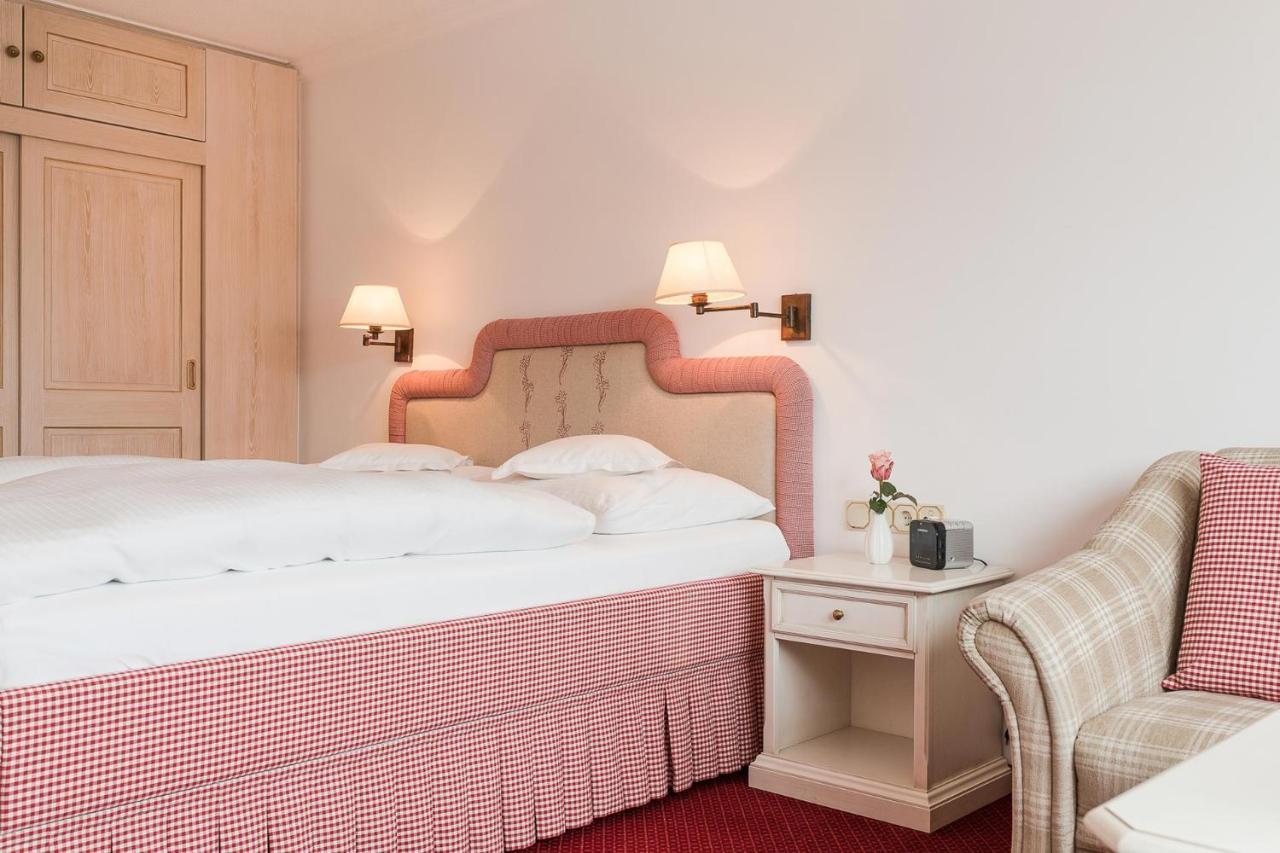 Bed & Breakfast Hotel Guggis Zuers Bagian luar foto