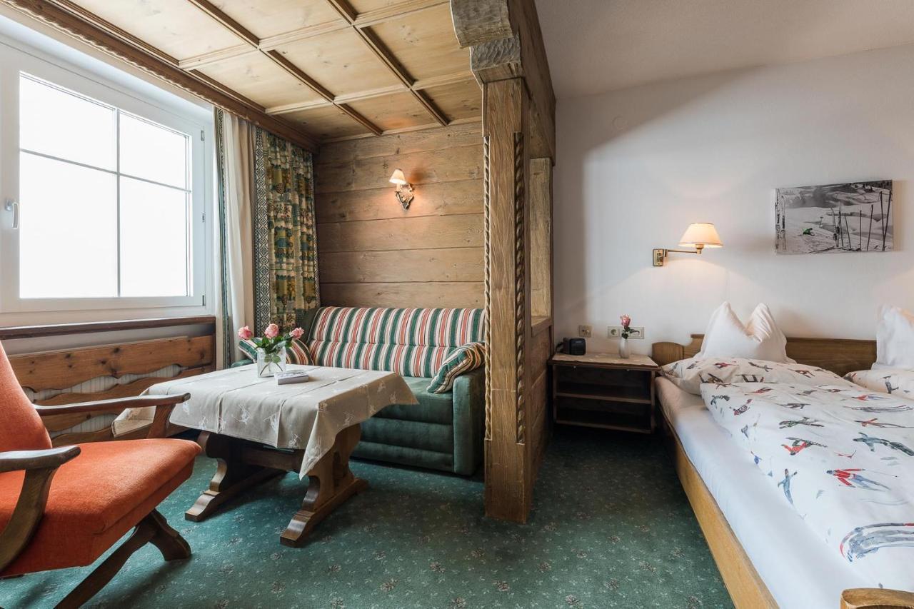 Bed & Breakfast Hotel Guggis Zuers Bagian luar foto