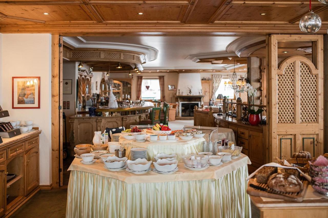 Bed & Breakfast Hotel Guggis Zuers Bagian luar foto
