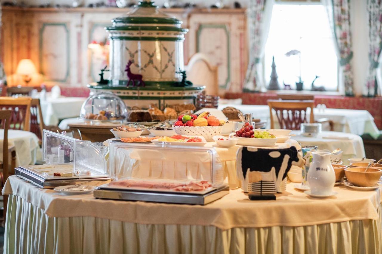 Bed & Breakfast Hotel Guggis Zuers Bagian luar foto