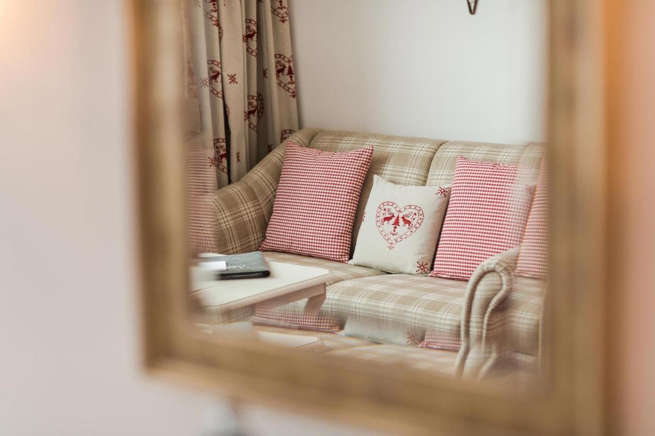 Bed & Breakfast Hotel Guggis Zuers Bagian luar foto