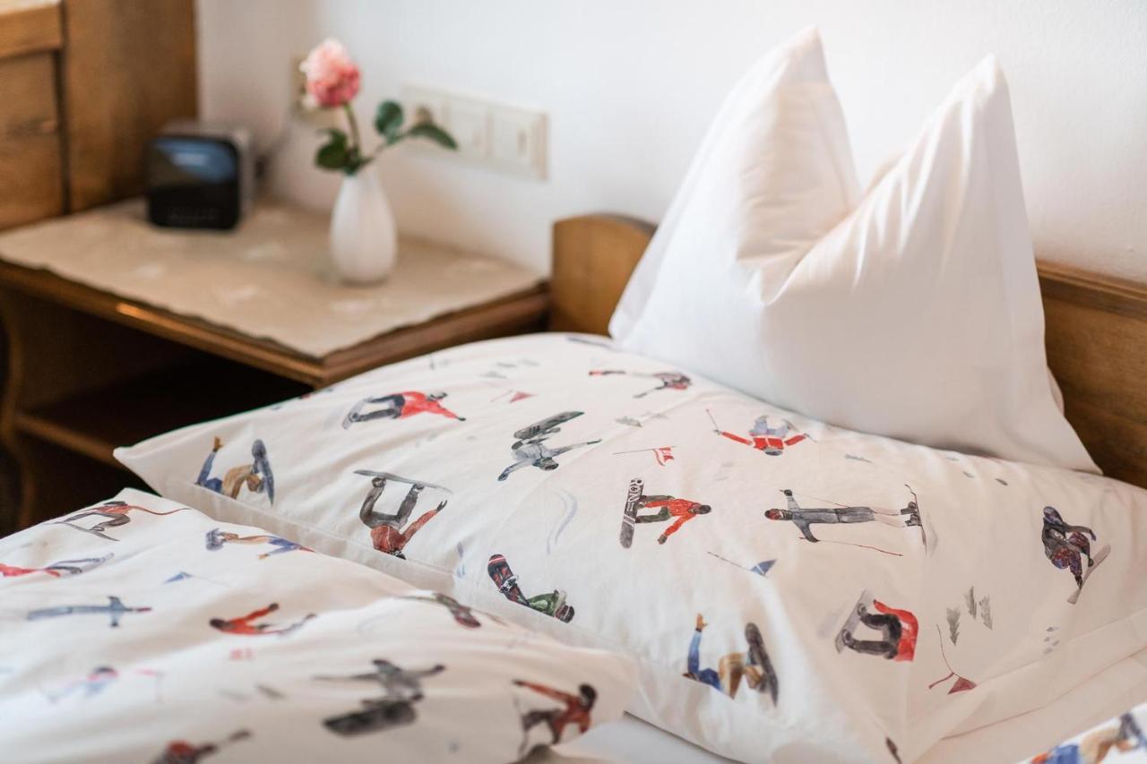 Bed & Breakfast Hotel Guggis Zuers Bagian luar foto