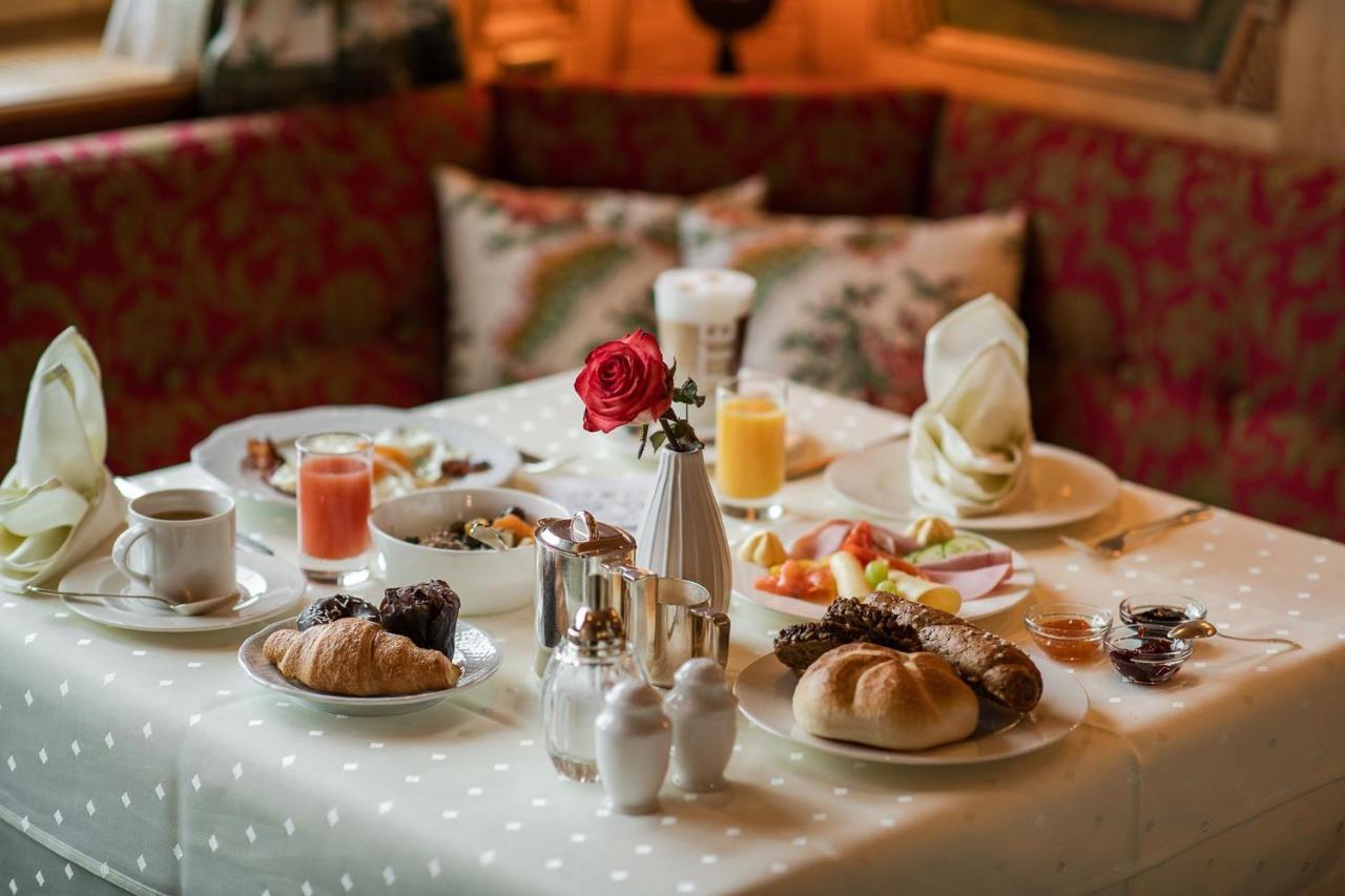 Bed & Breakfast Hotel Guggis Zuers Bagian luar foto