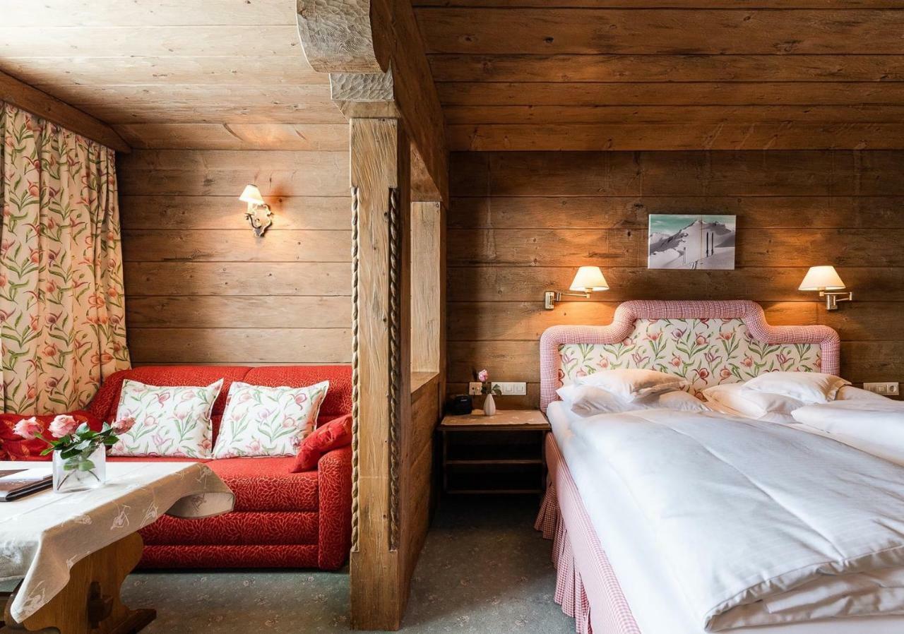 Bed & Breakfast Hotel Guggis Zuers Bagian luar foto